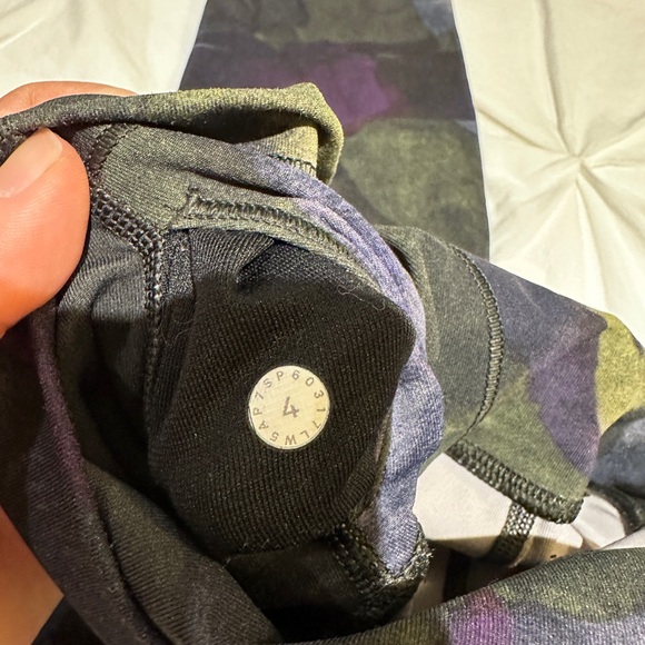 Lululemon Leggings - size 4 - unique print - Picture 4 of 4